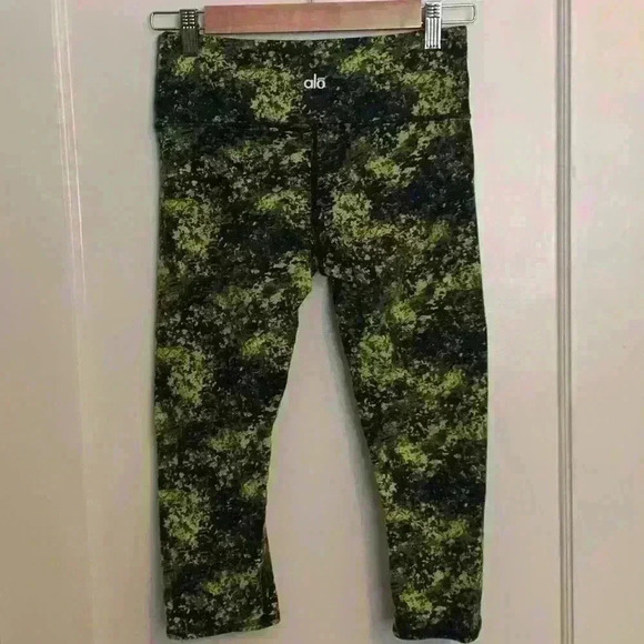 Alo Airbrush womens Capri leggings, yellow, black and grey, size Small - Picture 9 of 9